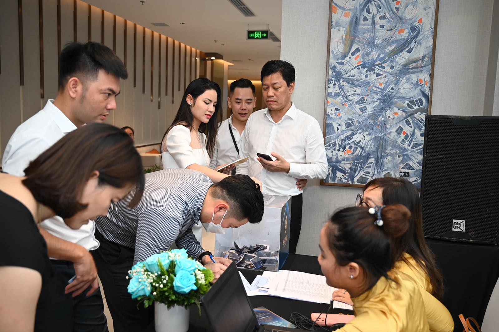 Khách hàng làm thủ tục check-in trước sự kiện bốc thăm trúng thưởng